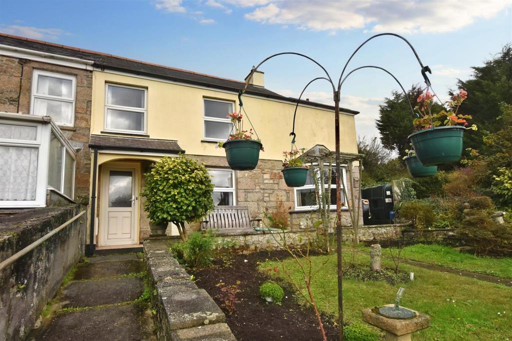 Lot: 17 - END-TERRACE COTTAGE FOR UPDATING -